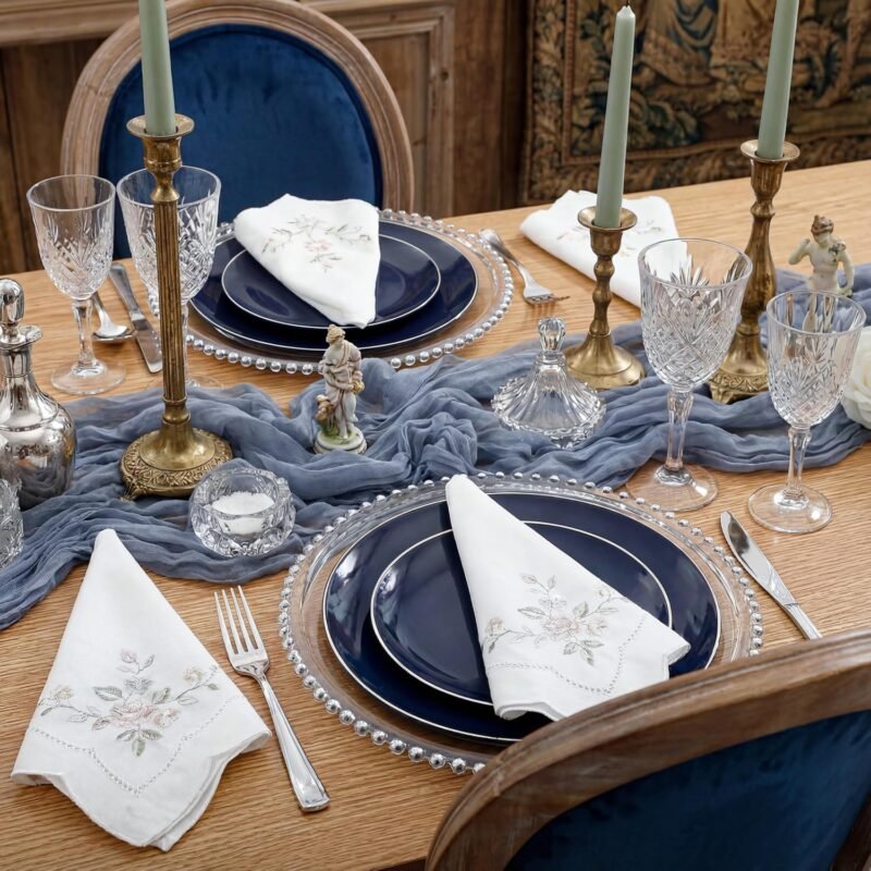 Blau gedeckter Festtisch mit KIRE Einwegtellern und Silberrand