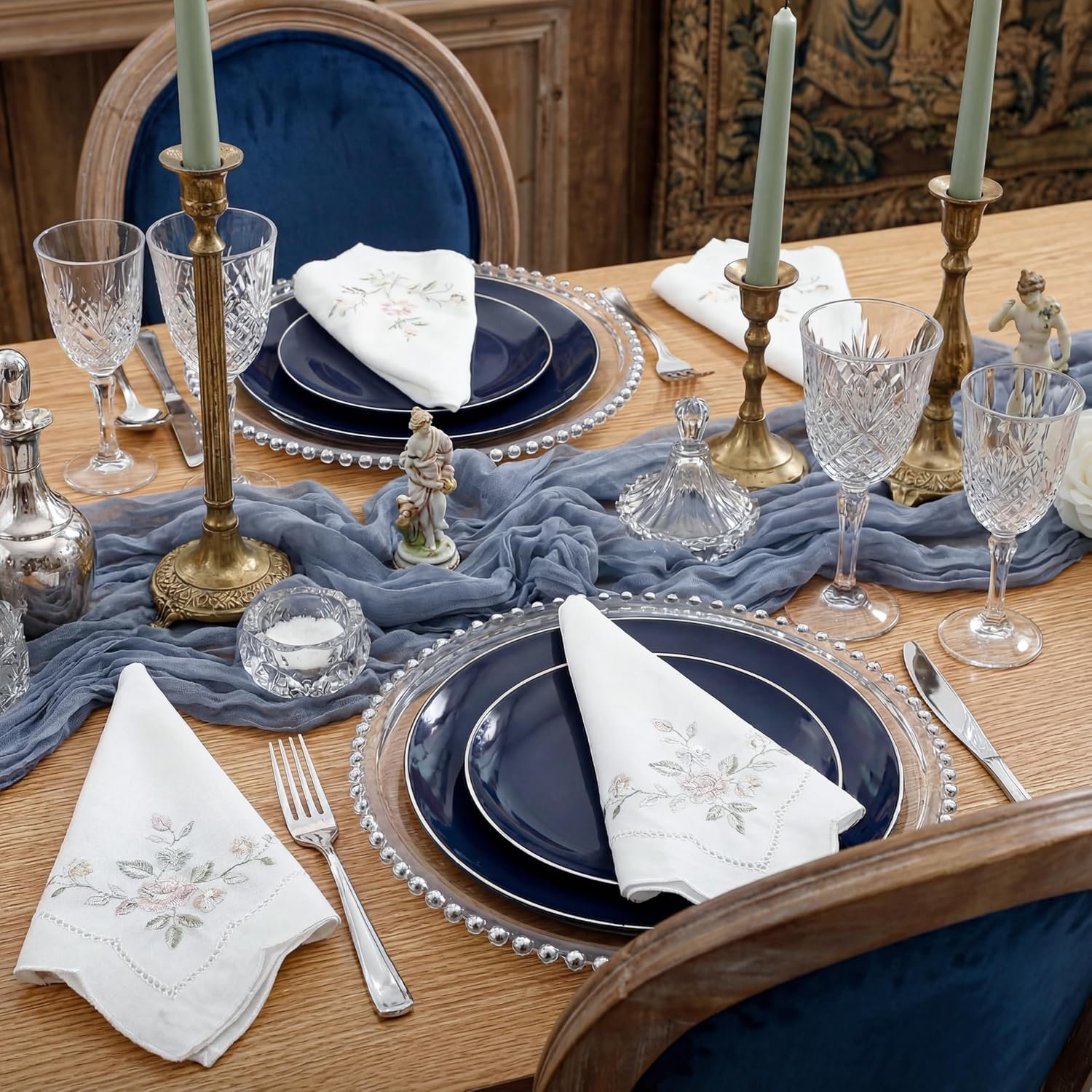 Blau gedeckter Festtisch mit KIRE Einwegtellern und Silberrand