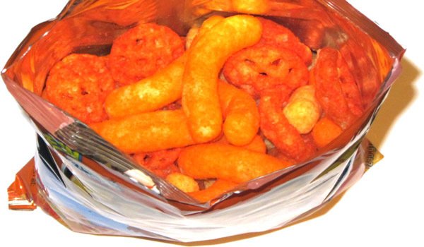 Geöffnete Cheetos Mix-Ups Tüte mit den vier Käse-Snackformen