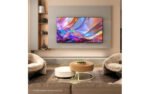 Hisense 58Q7S QLED Fernseher im Wohnzimmer an der Wand montiert
