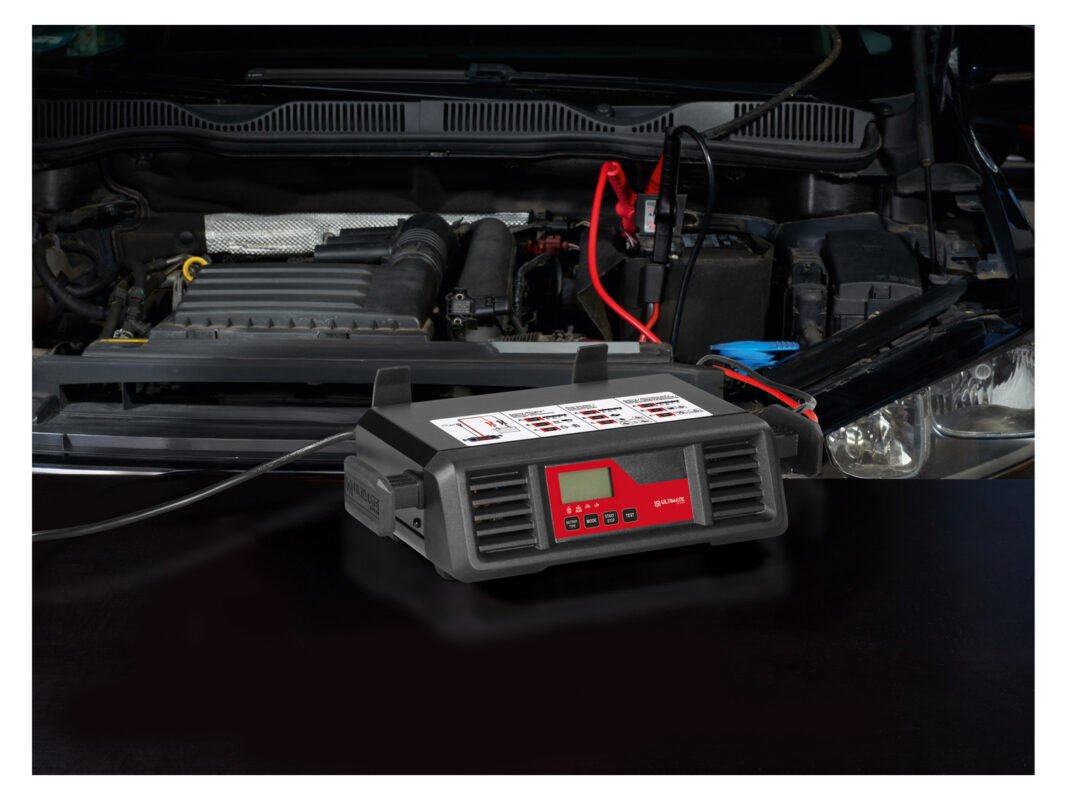 Ultimate Speed ULG 17 B2 Ladegerät angeschlossen an eine Autobatterie im Motorraum