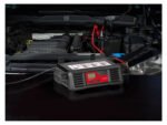 Ultimate Speed ULG 17 B2 Ladegerät angeschlossen an eine Autobatterie im Motorraum